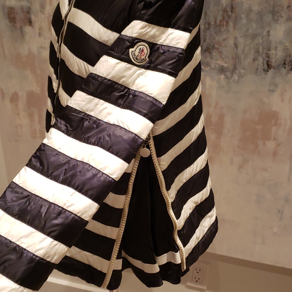 Moncler light down jacket - Picture 9 of 12